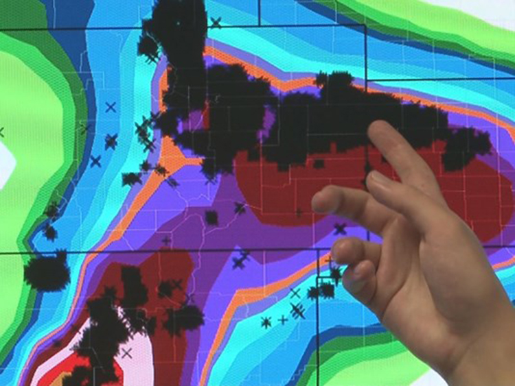 9News image of Greg Herman's hand gesturing to forecasting model on screen